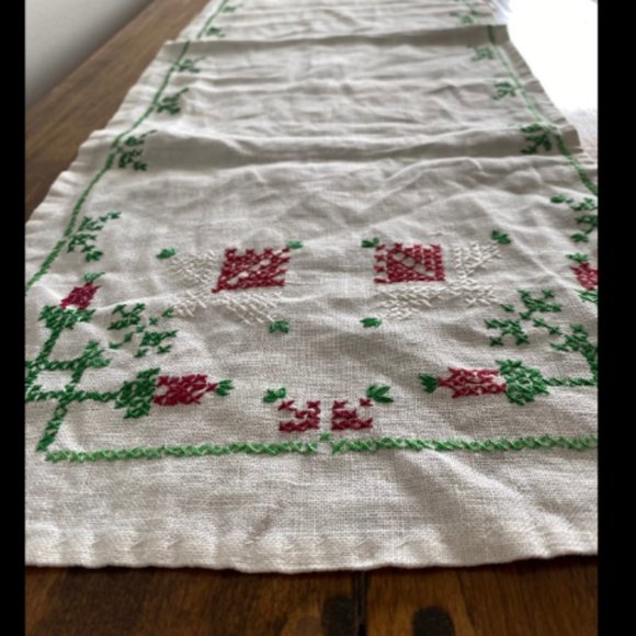 Adoption Fundraiser- Vintage red flower embroidered table runner - Picture 2 of 4